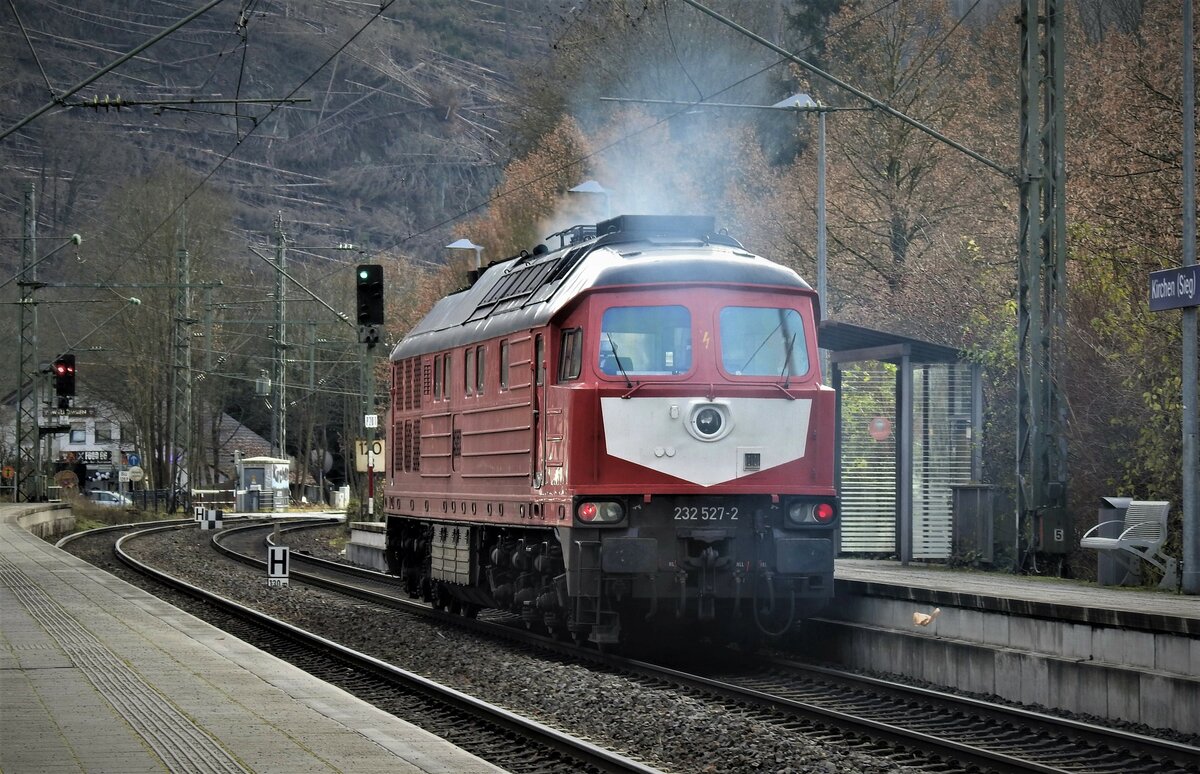 DIESELLOK 232 527-2 AUF DER SIEGSTRECKE IN KIRCHEN
Immer wieder treff ich Ludmilla auf der Siegstrecke...hier springt das Ausfahrsignal
in Richtung BETZDORF/SIEG auf Grün,und mit mächtiger Dieselfahne gehts los Richtung
Köln.......2.12.2021