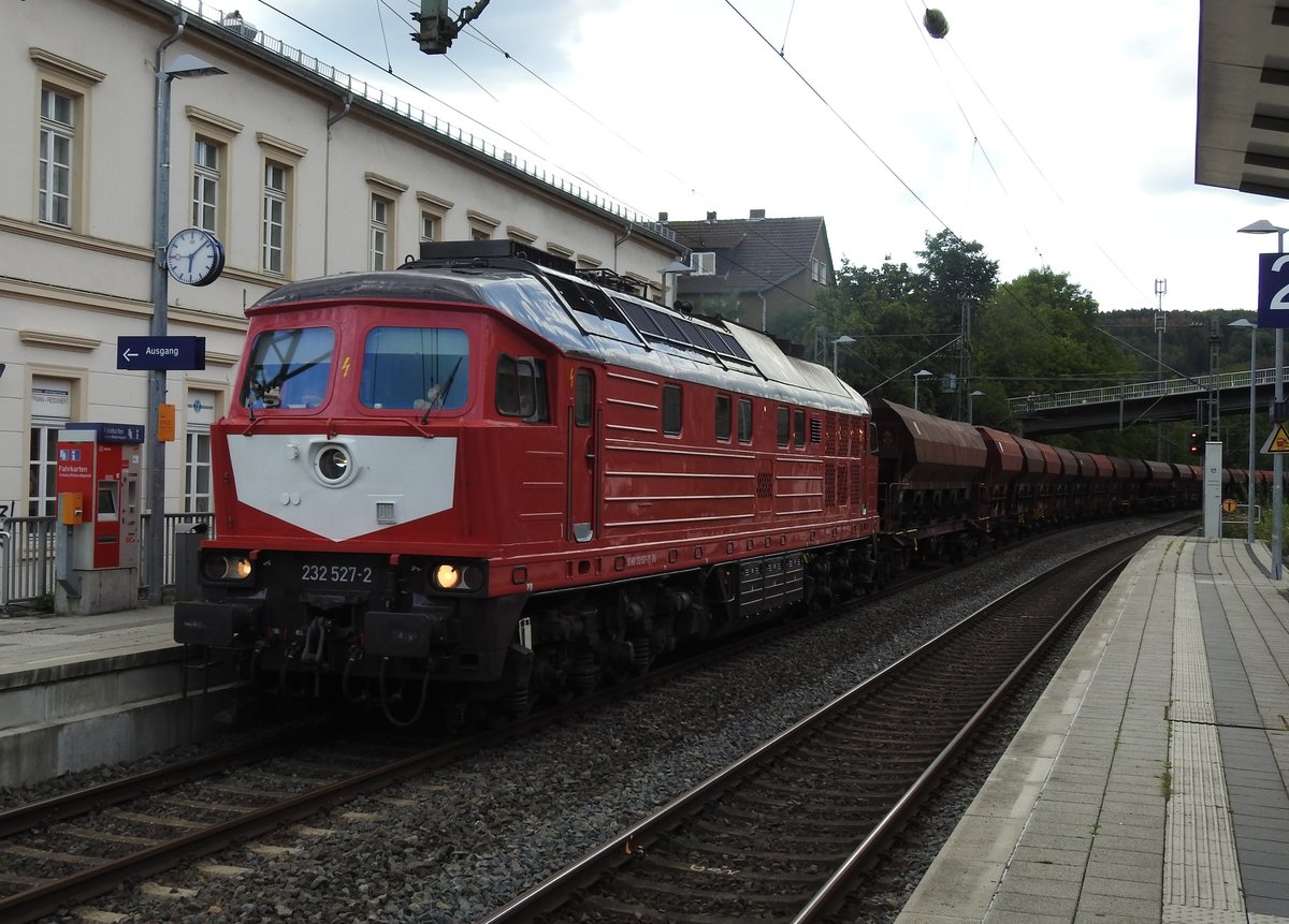 DIESELLOK 232 527-2(DR)IM BAHNHOF KIRCHEN/SIEG
Auf Durchfahrt mit Schüttgut-Güterzug im Bahnhof KIRCHEN/SIEG,DR-LOK 232 527-2,
am 17.8.2019...