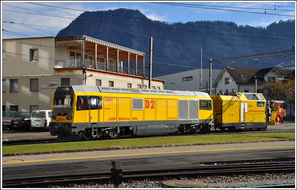 Diesellok 23402 und Schleuder 95402 in Landquart. (06.11.2015)