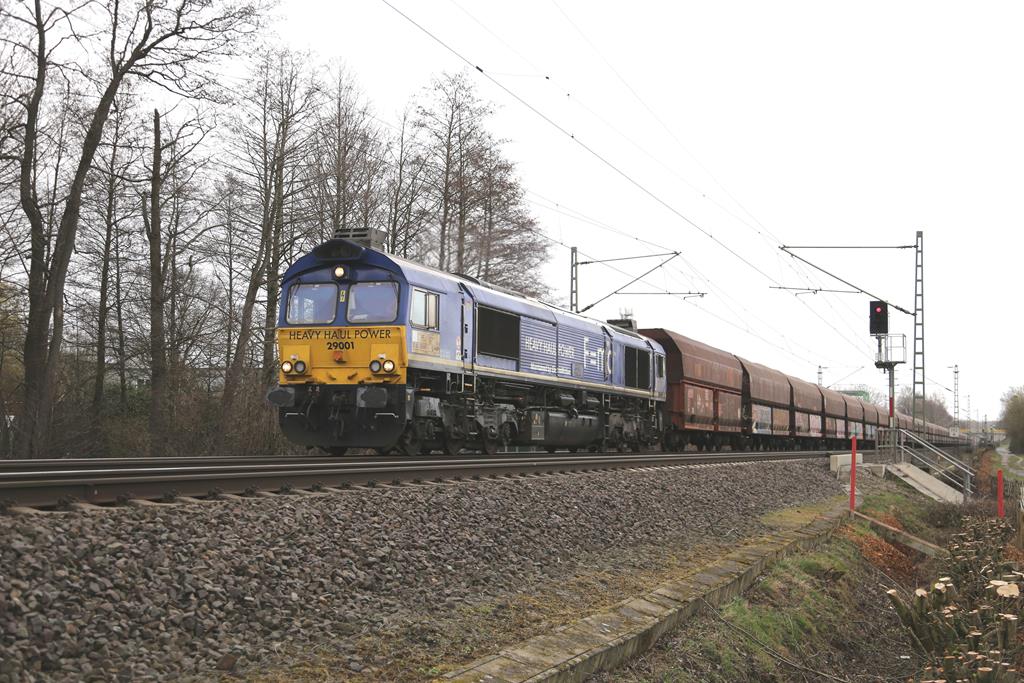 Diesellok 29001 Heavy Haul Power ist hier mit ihrem Kohlependel am 8.3.2019 um 12.52 Uhr auf der Rollbahn in Hasbergen in Richtung Ruhrgebiet unterwegs.