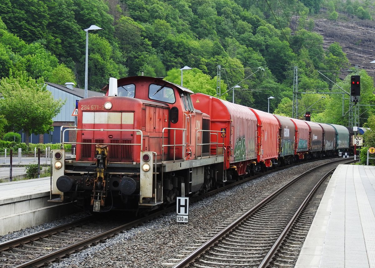 DIESELLOK 294 671-3 DER LION-LOGISTICS MIT GÜTERZUG IN KIRCHEN/SIEG
Mit Güterzug durchquert 294 671-3 der LION-LOGISTICS am 7.5.2020 den
Bahnhof KIRCHEN/SIEG....