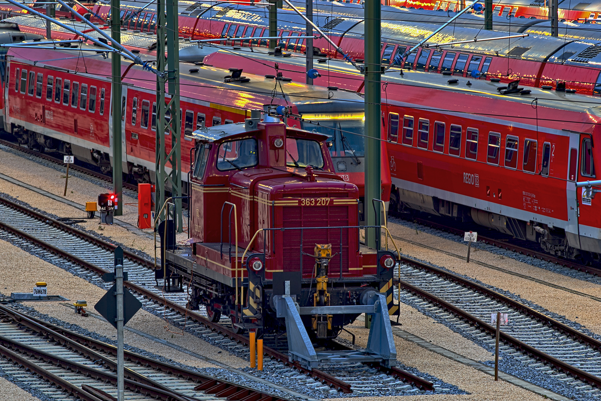 Diesellok 363 207 ist in der Dämmerung mit neuem Farbkleid abgestellt im Bahnhof Ulm.Bild von öffentlich zugänglicher Brücke am 15.6.2015