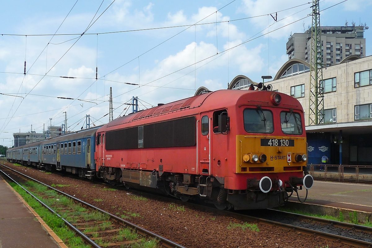 Diesellok 418 130 der MAV-START mit einem Nahverkehrszug in Debrecen, 26.6.2016 