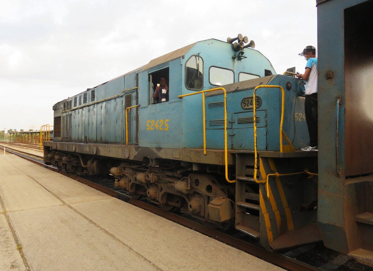 Diesellok 52425 an der Spitze des Zuges von Pinar del Rio nach Los Palacios. Pinar del Rio, 13.02.2017