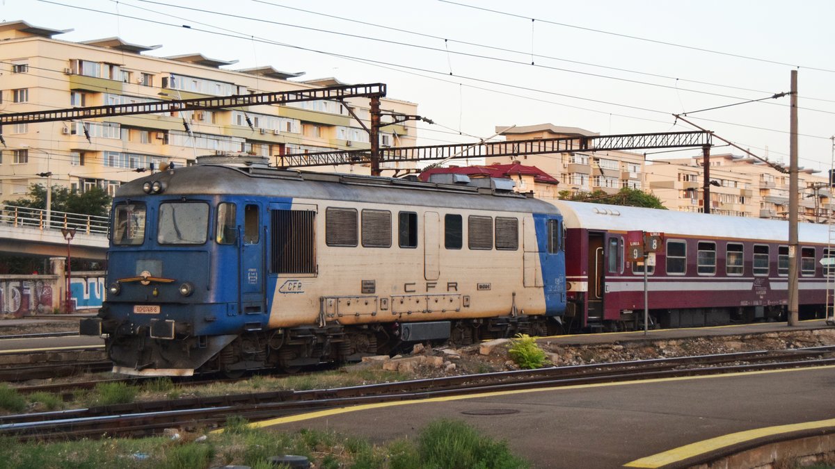 Diesellok 60-0748-8 mit Regio-Garnitur am abend des 17.09.2017 in Nordbahnhof Bukarest