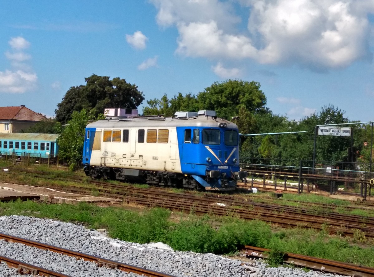 Diesellok 60-0941-9 manoevriert am 23.08.2015 im Bahnhof Targu Mures.