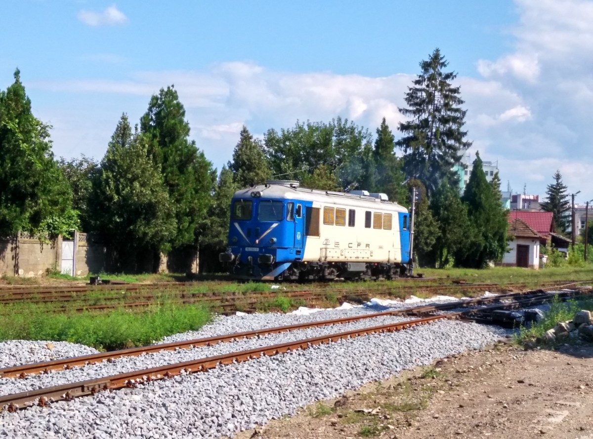 Diesellok 60-0941-9 manoevriert am 23.08.2015 im Bahnhof Targu Mures.