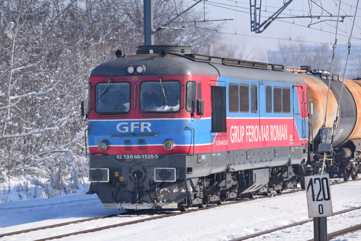 Diesellok 60-1520-5 der GFR durchfhrt mit Kesselwagenzug am 24.01.2016 den Bahnhof Bucuresti Baneasa.