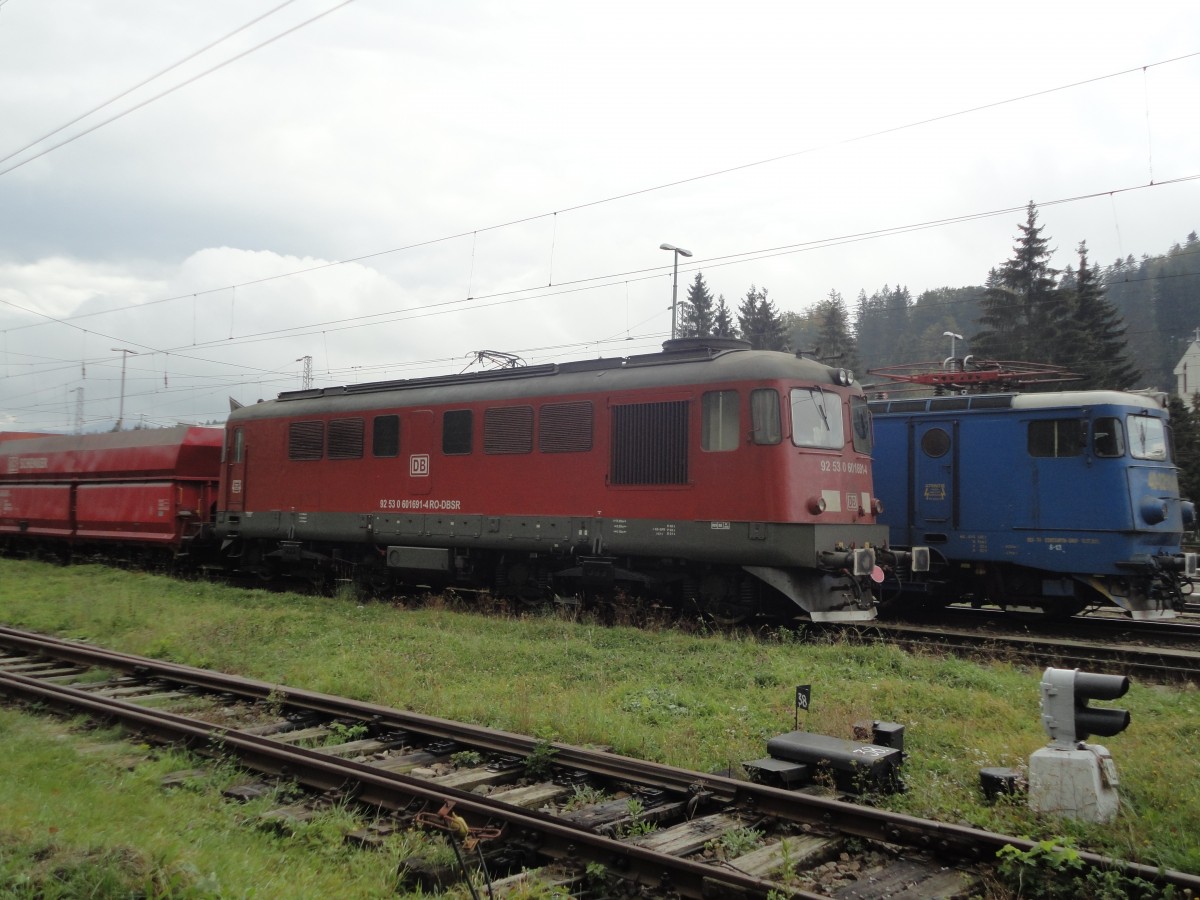 Diesellok 60-1691-4 der DB-Schenker wartet am 27.09.2014 mit Kieszug auf grnes Licht auf Weiterfahrt im Bahnhof Predeal.
