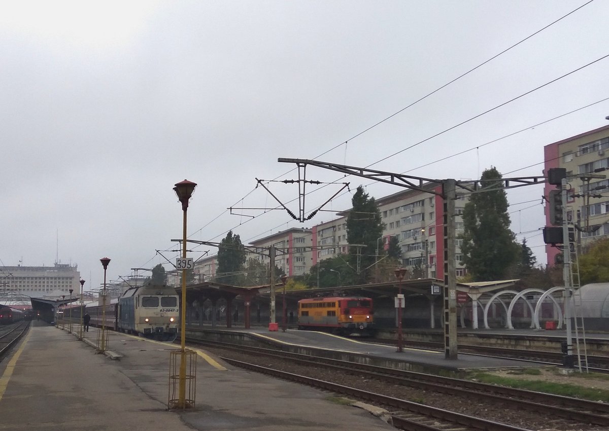 Diesellok 63-0847-2 bit Regiogarnitur nach Giurgiu und E-Lok 425-576-2 im Bukarester Nordbahnhof am 16.10.2016
