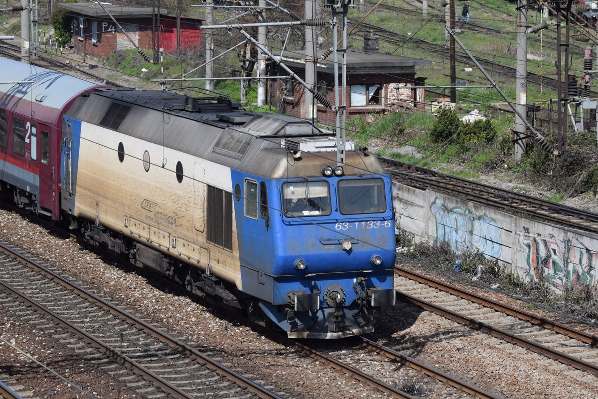 Diesellok 63-1133-6 fhrt mit Interregio im Nordbahnhof Bukarest am 30.03.2016 ein.