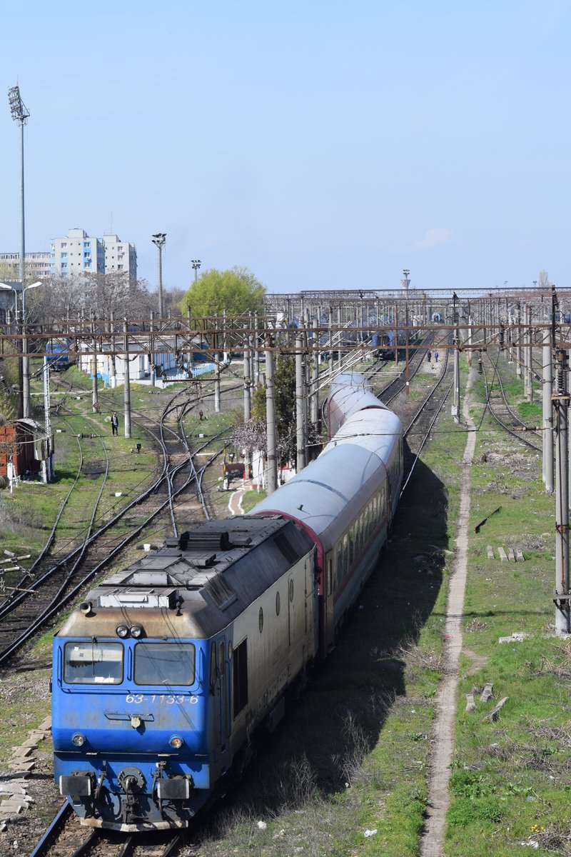 Diesellok 63-1133-6 stellt am 30.03.2016 ihre Wagengarnitur in Bahnhof Bukarest ab.