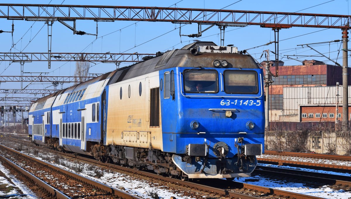 Diesellok 63-1143-5 nähert sich mit einer Doppelstockwagengarnitur als Regio am 24.01.2018 dem Nordbahnhof Bukarest.