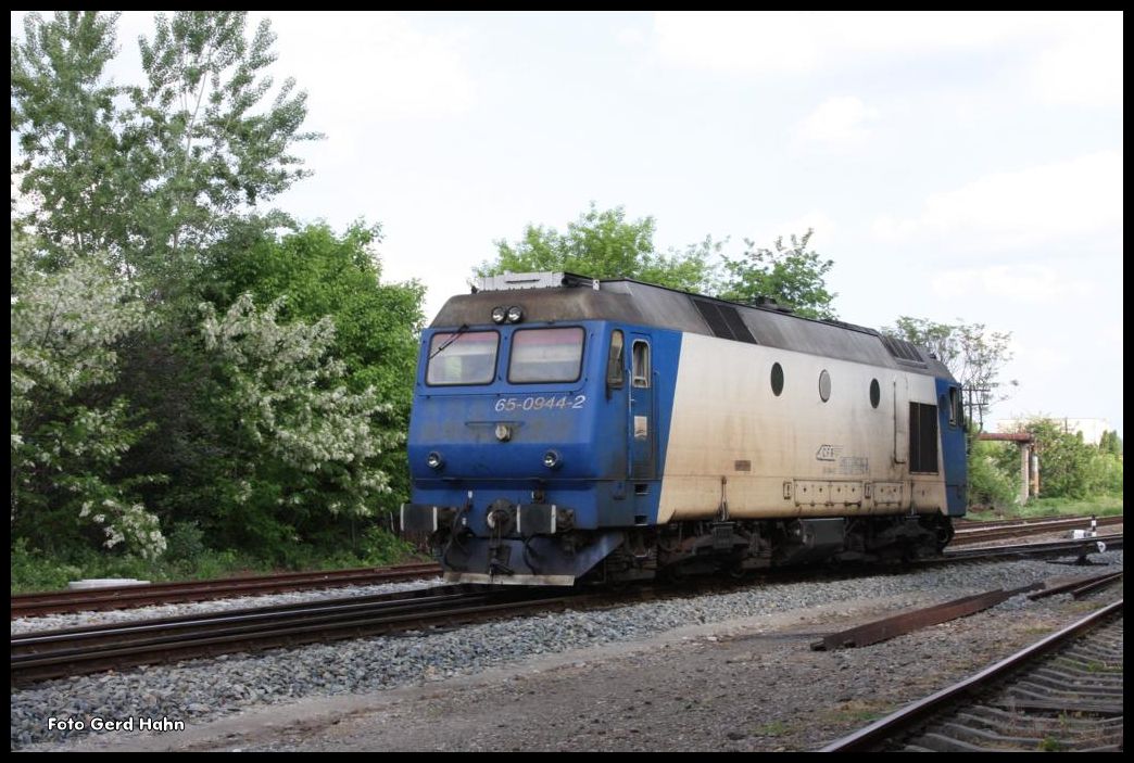 Diesellok 65-0944-2 der CFR kommt aus dem Depot und fährt am 18.5.2015 Richtung Bahnhof Pitesti.