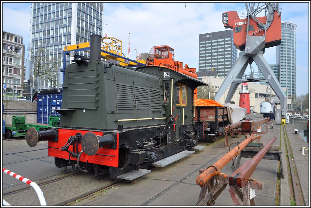 Diesellok 65 im Maritiem Museum im alten Leuvehaven von Rotterdam. (05.04.2014)