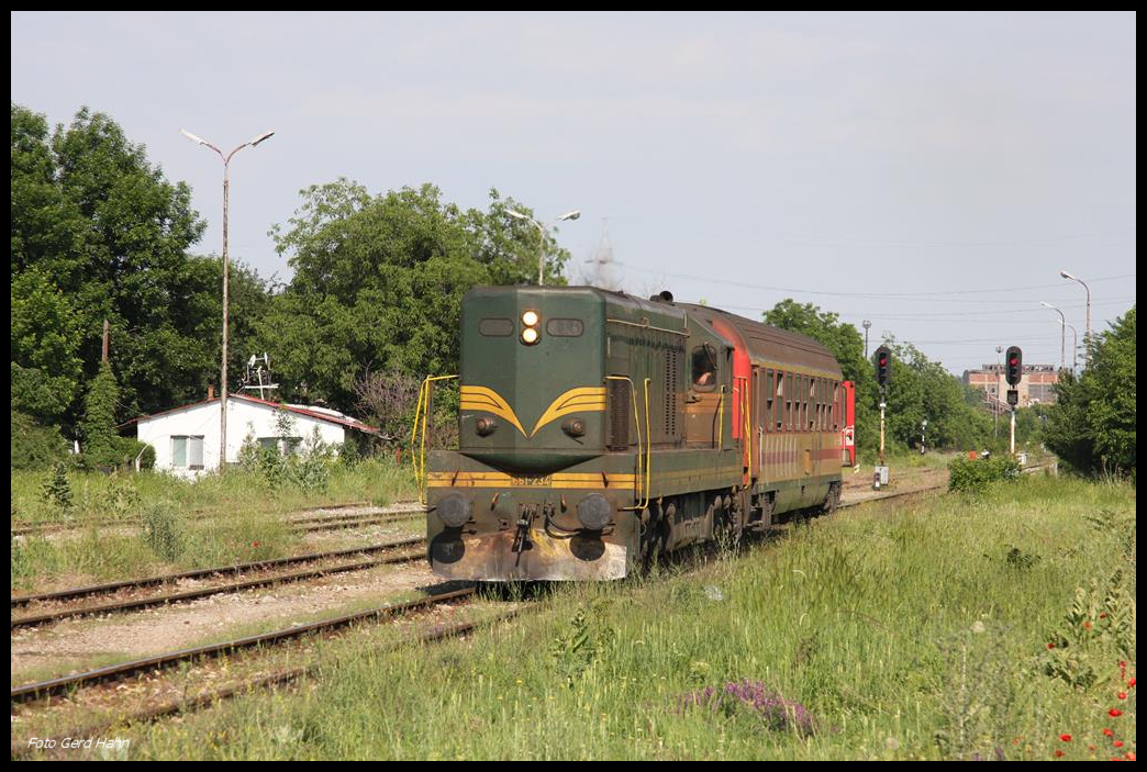 Diesellok 661-234 ist am 20.5.2017 nachmittags mit dem Gegenzug von Skopje nach Pristina in den Kosovo unterwegs. Der Schnellzug, der aus nur einem 1. Klasse D-Zug Wagen gebildet wird, erreicht hier gerade den Bahnhof Skopje - Petrov.