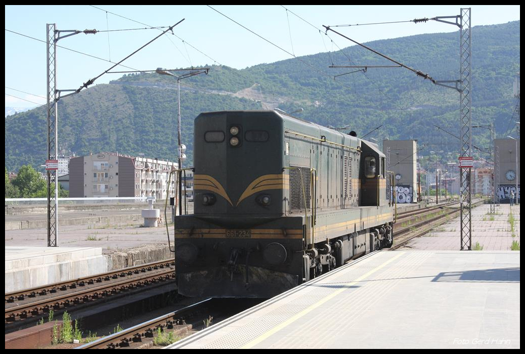 Diesellok 661-234 rollt solo durch den HBF Skopje, um am 19.5.2017 den Schnellzugwagen für die Personenzug Fahrt nach Pristina aus dem Depot zu holen.