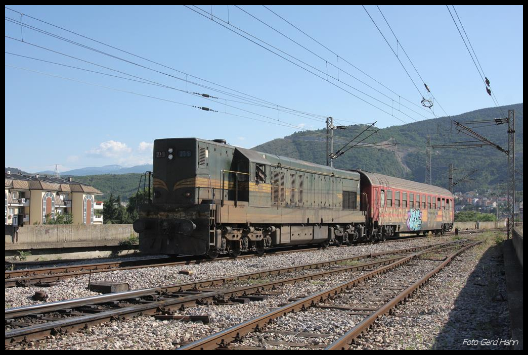 Diesellok 661-235 rollt als Schnellzug Garnitur nach Pristina am 19.5.2017 in den Hauptbahnhof Skopje ein. Die Lok hat den einzigen D-Zug Wagen aus dem Depot geholt und stellt sich nun zur Abfahrt bereit.