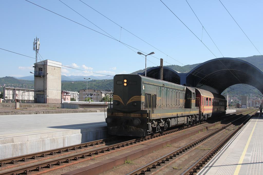 Diesellok 661-235 steht am 19.5.2017 mit dem Schnellzug nach Pristina (Kosovo) auf Gleis 5 im Hauptbahnhof Skopje bereit.