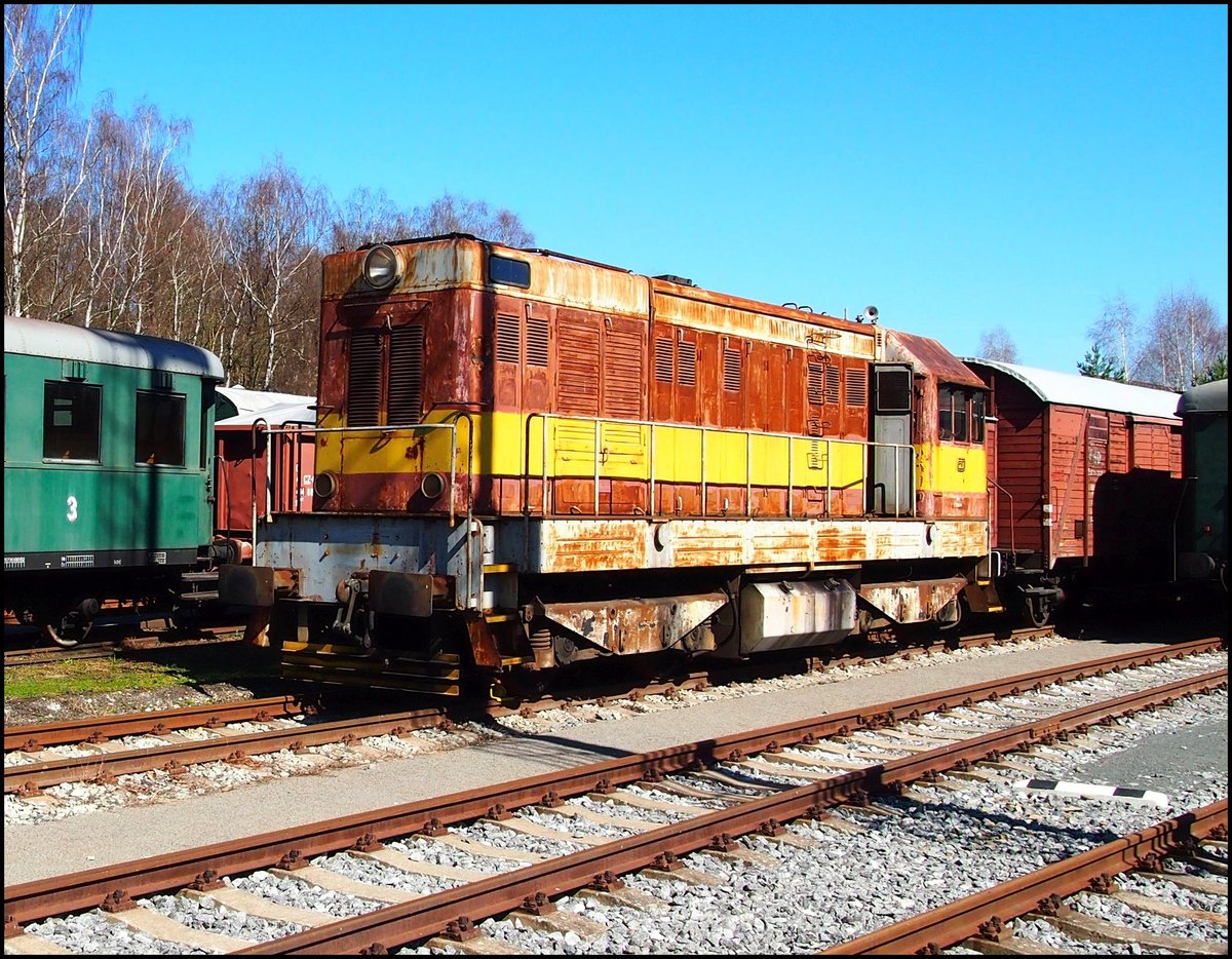 Diesellok 720 vor Renovierung steht in Bahnhofmuseum Lužná u Rakovníka am 28.03.2017.