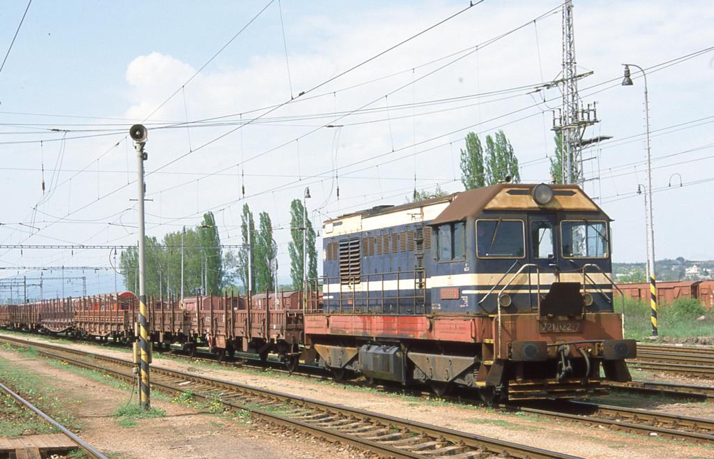 Diesellok 721022 fhrt am 2.5.2003 mit einem Gterzug im Osten der Slowakei
durch den Bahnhof Michalany.