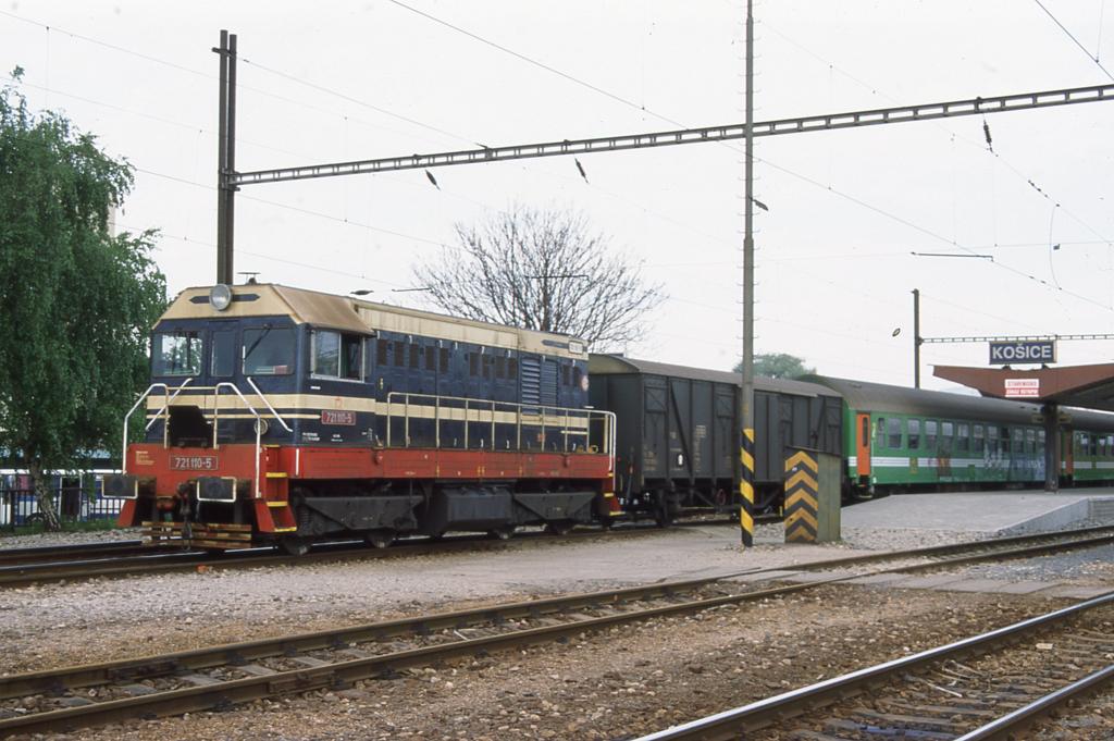 Diesellok 721110 hat am 2.5.03 einen Zug im Bahnhof Kosice bereit gestellt.