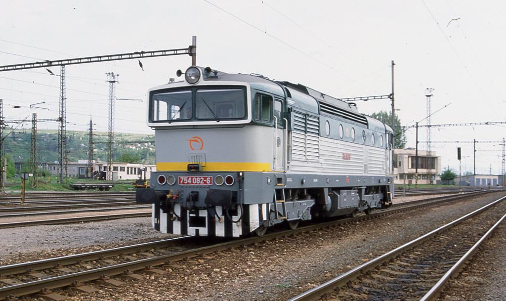 Diesellok 754082 setzt am 2.5.2003 im Hauptbahnhof Kosice um. 
