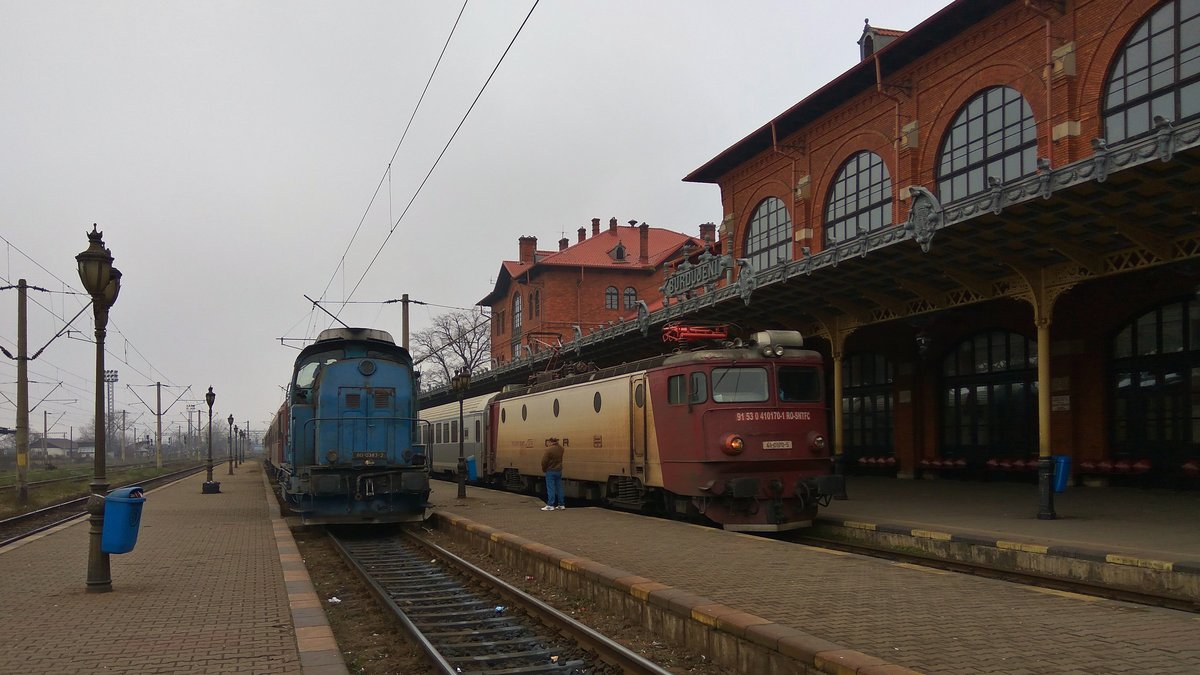 Diesellok 80-0383-2 und E-Lok 91-53-0-410170-1 im Hauptbahnhof Suceava (Burdujeni) am 25.11.2017