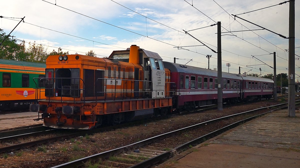 Diesellok 82-0160-0 mit Regio aus Rictung Targoviste im Nordbahnhof Bukarest am 21.09.2018