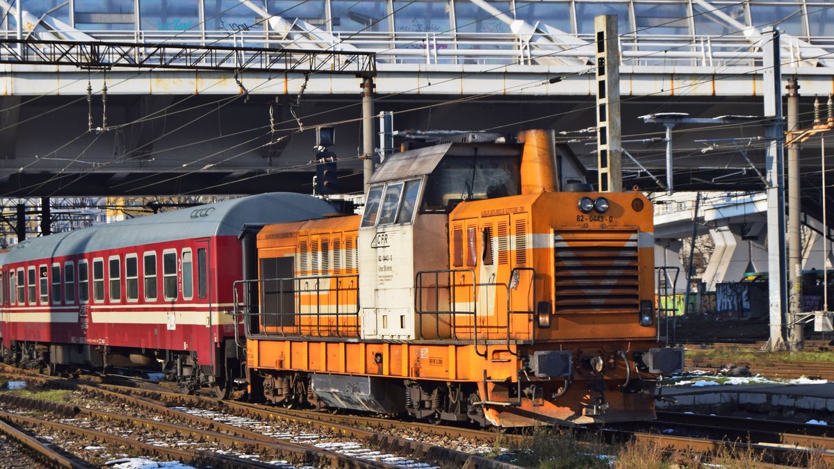 Diesellok 82-0443-0 mit Regiogarnitur fährt am 24.01.2018 in den bukarester Nordbahnhof.