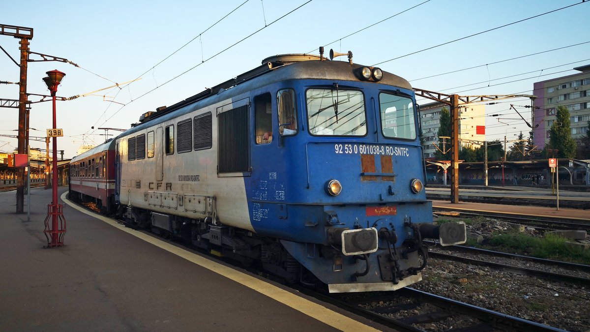 Diesellok 91-53-0-601038-8 der CFR Calatori mit Regiogarnitur nach Ciulnita am späten Abend (Abfahrt um 19:40) des 06.08.2019 im bukarester Nordbahnhof.