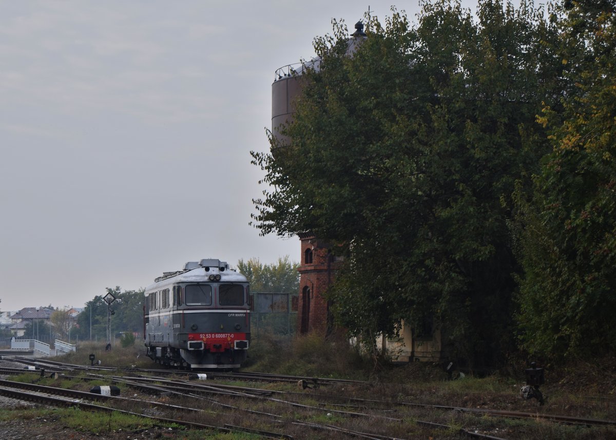 Diesellok 92-53-0-60-0877-0 vor dem Bahnbetriebswerk Giurgiu am 15.10.2016