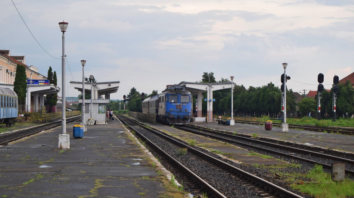 Diesellok 92-53-0-600928-1 wartet am 29.07.2018 mit Regio nach Ramnic Valcea in Bahnhof Sibiu auf gruenem Licht.