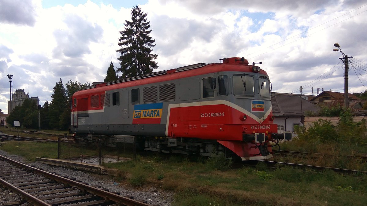 Diesellok 92-53-0-600934-9 manoevriert im neuen Kleid am 13.09.2017 in Bahnhof Targu Mures.