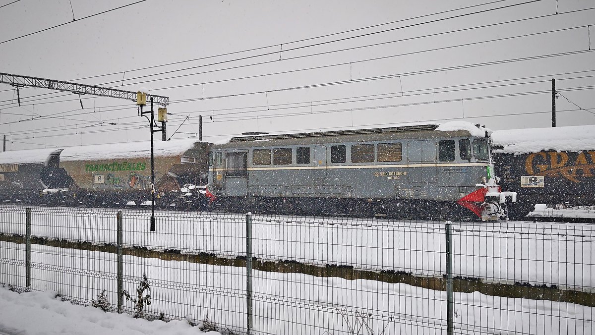 Diesellok 92-53-0-601660-9 der Tim Rail Cargo mit getreidezug am 15.12.2018 im Hauptbahnhof Timisoara