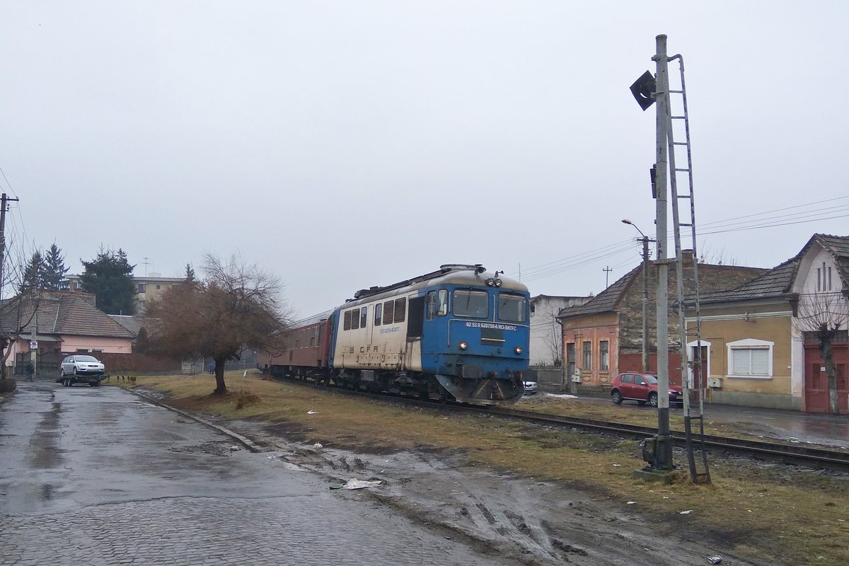Diesellok 92-53-0-620758-6 mit Regiozug nach Deda kurz nach Abfahrt aus Bahnhof Targu Mures am 06.02.2017.