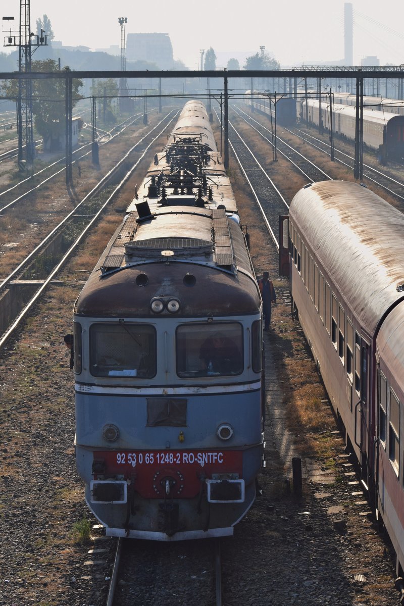Diesellok 92-53-0-65-1248-2 in der Wagenabstellstelle des Bukarester Nordbahnhofs. Das Foto wurde von der Fussgängerüberführung am weitem Ende des Betriebswerks Bukarest am frühen Morgen des 22.10.2017 aufgenommen.