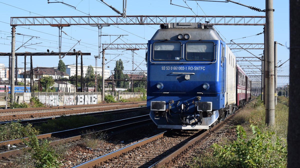 Diesellok 92-53-0-661002-1 nähert sich am 06.10.2018 dem Haltepunkt Bucuresti Basarab für den ersten planmäßigen halt des Regios in Richtung Targoviste.