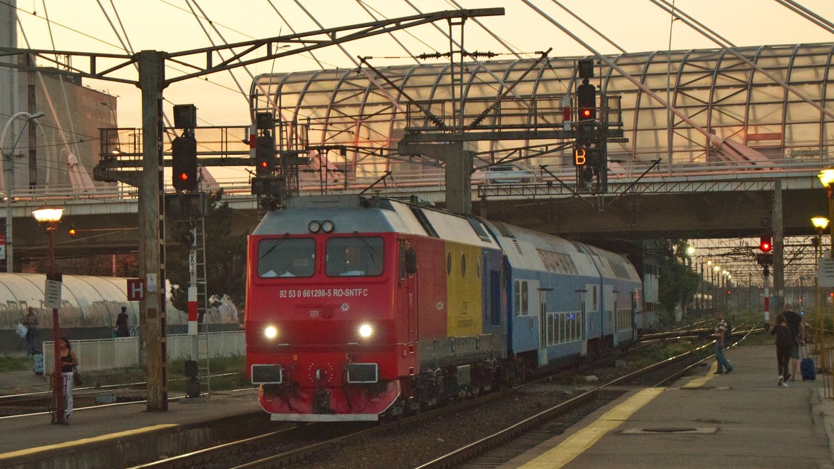 Diesellok 92-53-0-661298-5 im neuem Rot-gelb-Blauen Kleid mit Doppelstockgarnitur am Abend des 17.09.2017 im Nordbahhhof Bukarest
