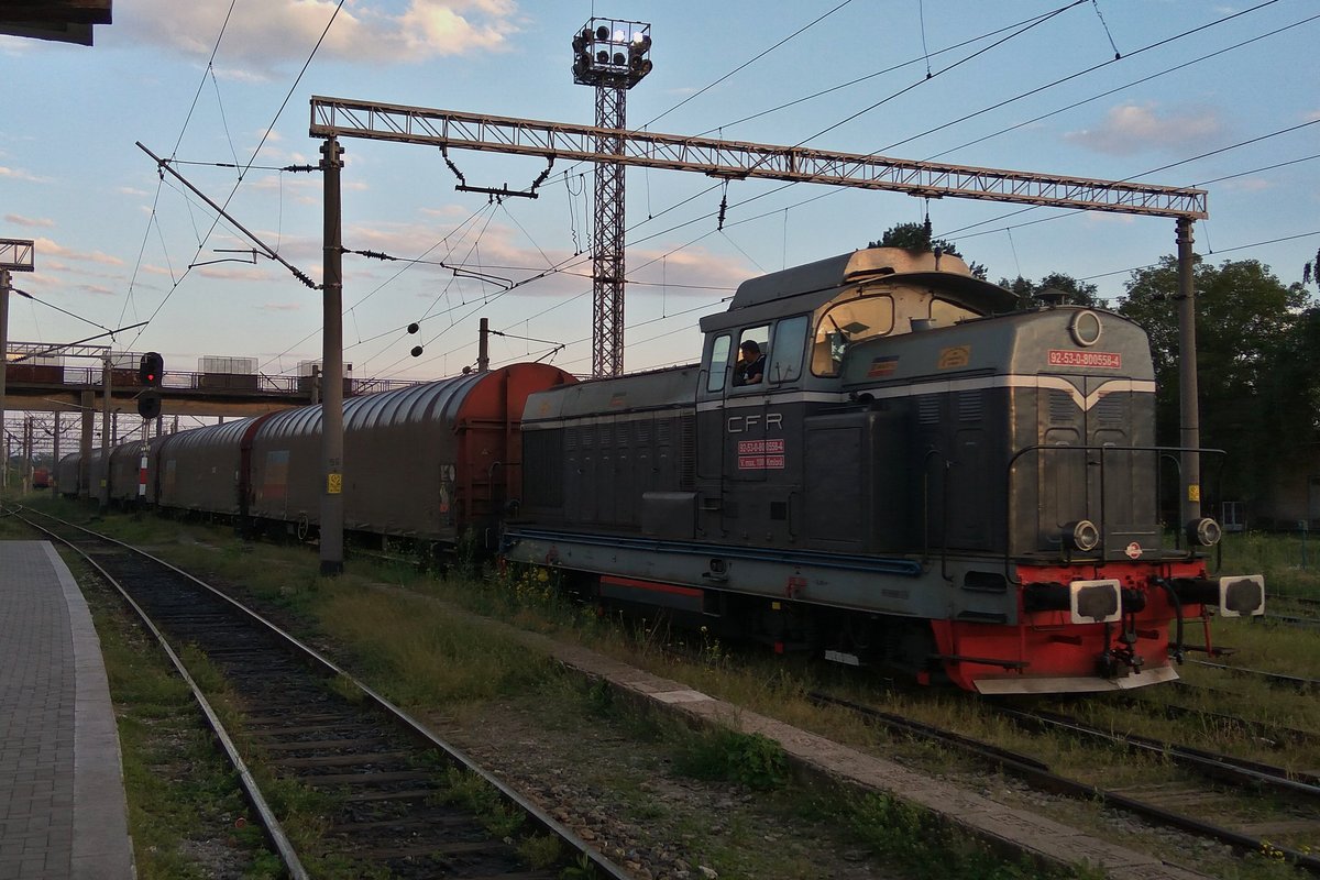 Diesellok 92-53-0-80-0558-4 manöviert am Abend des 12.05.2017 in Bahnhof Bacau.