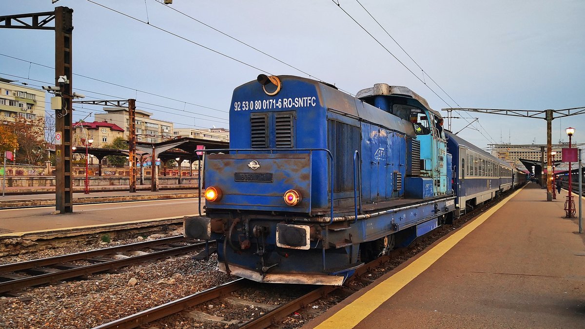 Diesellok 92-53-0-800171-6 schiebt am 02.11.2018 eine Garnitur Interregiowagen an Gleis 5 des Nordbahnhofs Bukarest