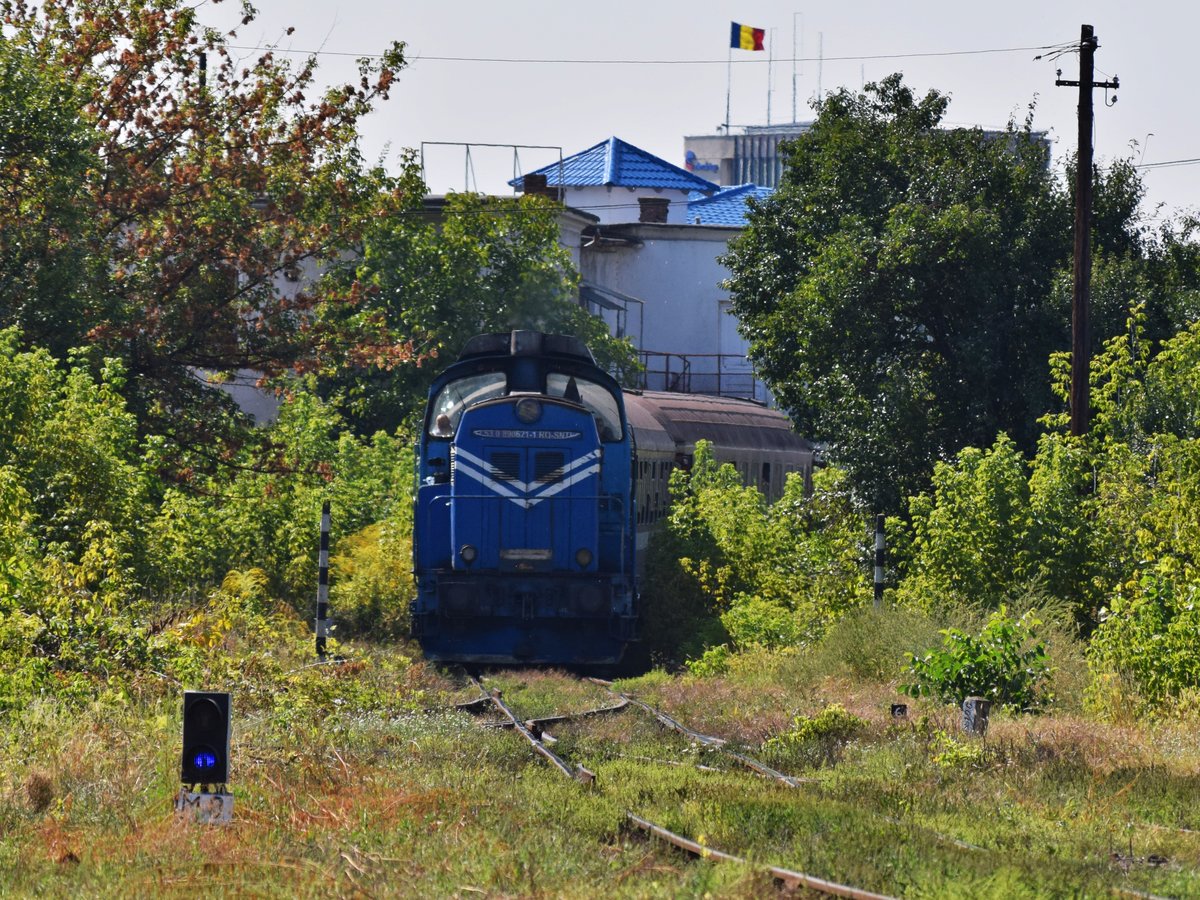 Diesellok 92-53-0-890621-1 mit Regio-Garnitur am 11.09.2017 kurz vor der Einfahrt in Bahnhof Targu Mures Nord.