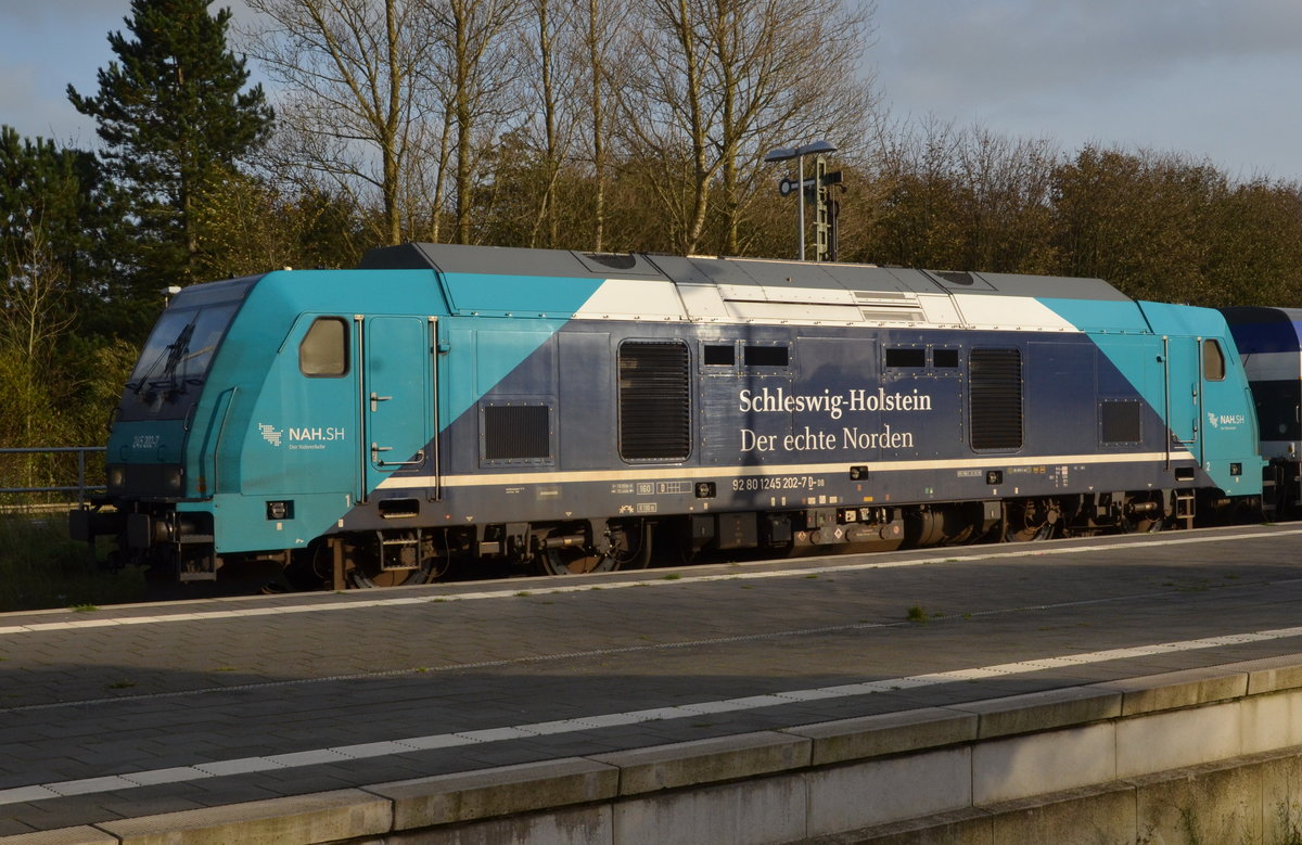 Diesellok  92 80 1245 202 – 7 ,, Schleswig-Holstein Der echte Norden``, in Niebüll  Richtung Sylt.  Am 17.10.17.