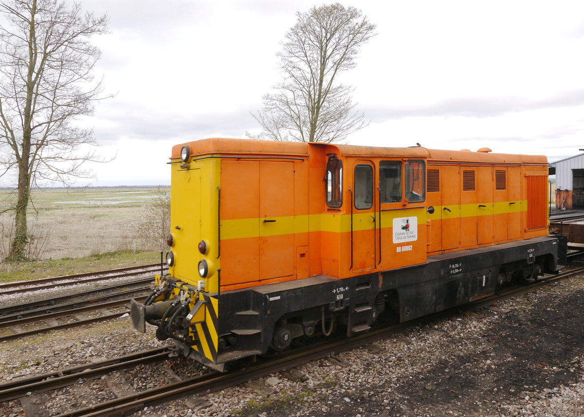 Diesellok CFBS-BB60002. 
Die Lok (Typ L45H Faur-Bukarest1973) wurde der CFBS vom Gleisbauunternehmen Colas-Rail überlassen und wird auch hier für Bauarbeiten eingesetzt.
Die Chemin-de-Fer-de-la-Baie-de-Somme (CFBS) ist eine meterspurige Museumseisenbahn in Nordfrankreich an der Sommemündung in den Atlantik.
Saint-Valery-Canal Werkstatt-CFBS 
26.03.2016