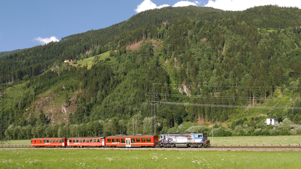 Diesellok D15 mit drei unterschiedlichen Wagen als R161 der Zillertalbahn Jenbach - Mayrhofen, Lok als Werbeträger  130 Jahre Achensee Schiffahrt 1887-2017  ; kurz vor Aschau, 16.06.2018
