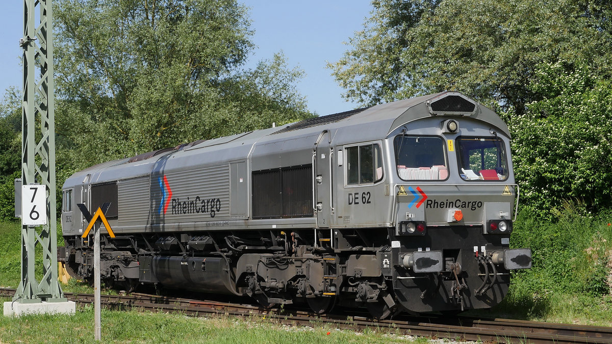 Diesellok DE 62 (eine Class 66) von RheinCargo wartet - voll auf der Weiche - auf neuen Einatz; bei Aichstetten im Allgäu, 14.06.2019
