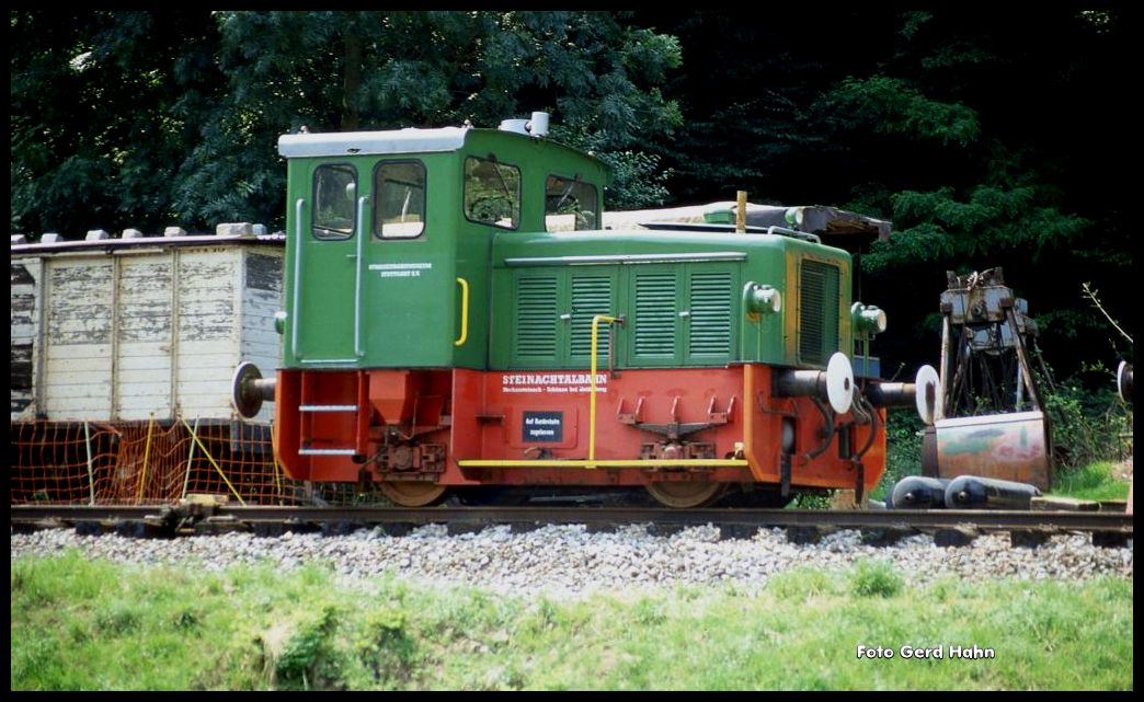 Diesellok des damaligen Museumsvereins  Steinachtalbahn . Aufgenommen am 5.7.1991 in Schönau. Inzwischen ist das Projekt gestorben. Die ehemalige Strecke zwischen Neckarsteinach und Schönau ist zum Radweg umfunktioniert worden und der Verein hat sich aufgelöst. Die Fahrzeuge wurden verschrottet bzw., was noch brauchbar war, veräußert. Geblieben ist das Bahnhofsgebäude von Schönau, welches es einst auch als Modell von Faller gab. Dank eines Hinweises von Frank: Die Lok ist 1962 von Jung unter der Fabriknummer 13633 gebaut worden und gehört zur Type RK 8 B. Sie soll sich heute in Neustadt an der Weinstraße bei der DGEG befinden.