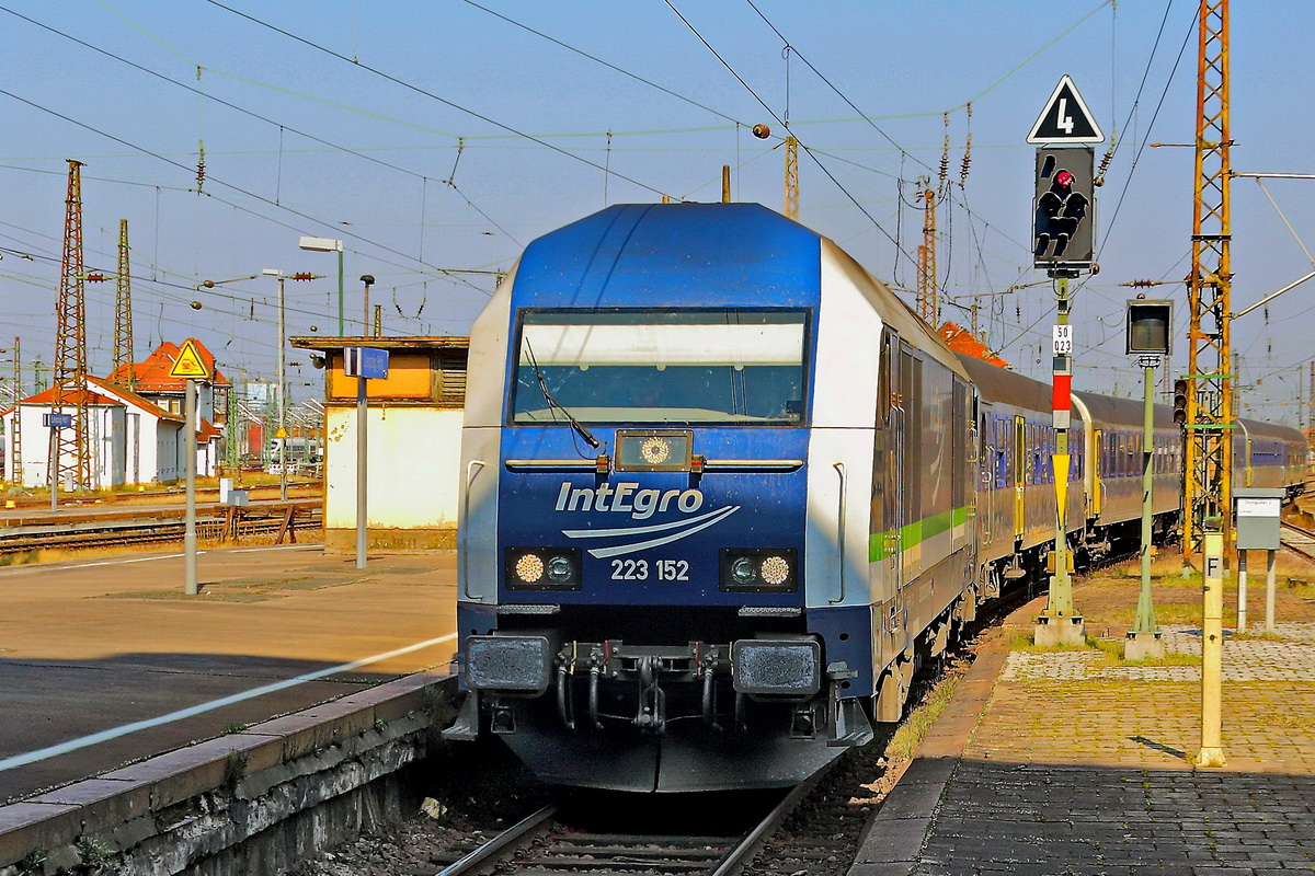 Diesellok IntEgro 223 152-0 mit einem RE 6 aus Chemnitz bei der Einfahrt in den Hauptbahnhof Leipzig am 24. März 2022.