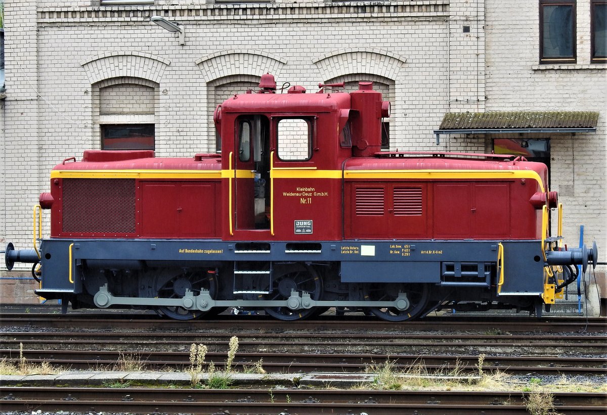 DIESELLOK JUNG R42C IM BAHNHOF SIEGEN
Mit Bezeichnung  Kleinbahn Weidenau-Deuz  konnte ich die bildschöne R42C aus der
Lokschmiede JUNG/JUNGENTHAL/KIRCHEN am 25.9.20 im Bahnhof Siegen auf dem
Nebengleis vor dem SEM-Gebäude fotografieren....