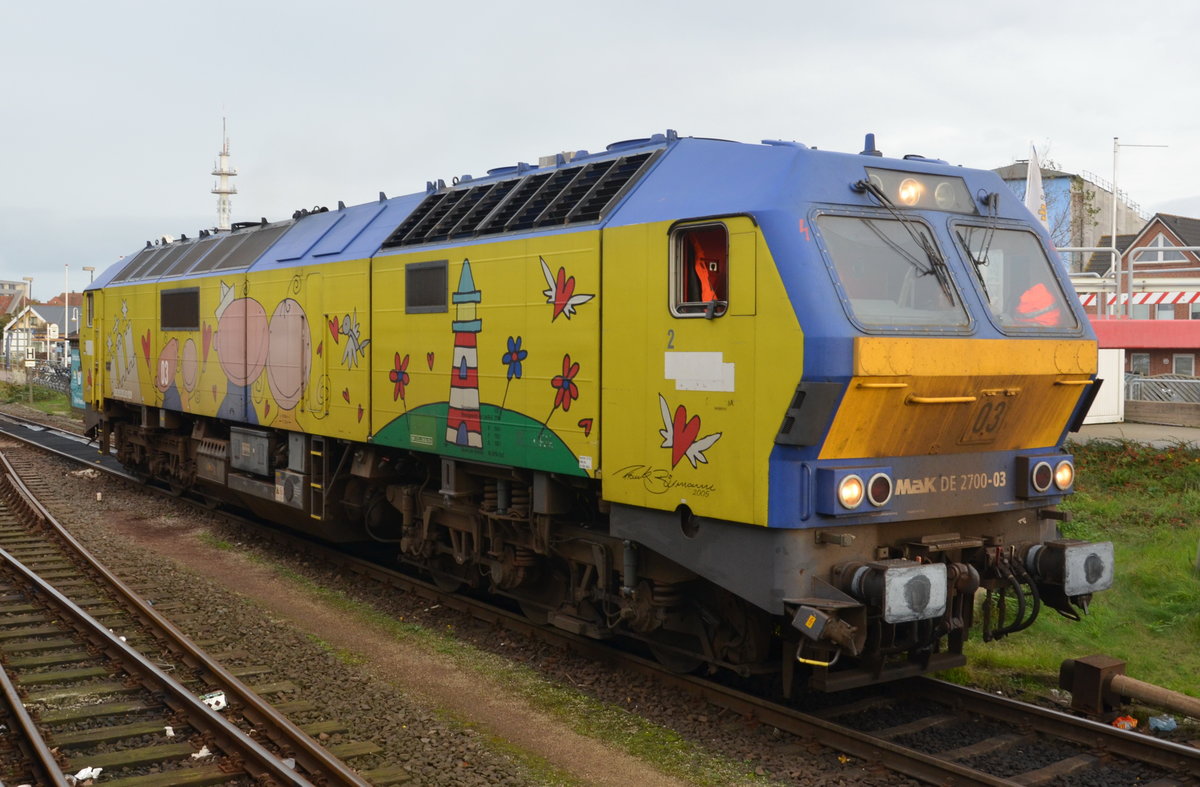 Diesellok, MAK DE 2700-03, Rangiert den Autozug  Westerland / Sylt. Am Bahnhof  Westerland  am 18.10.17.
